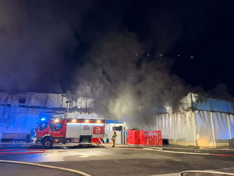 Ogromny pożar na Dolnym Śląsku. W akcji prawie 40 zastępów, zawaliła się część dachu hali produkcyjnej - 7