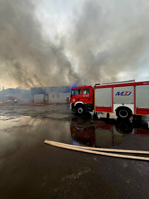 Ogromny pożar na Dolnym Śląsku. W akcji prawie 40 zastępów, zawaliła się część dachu hali produkcyjnej - 0