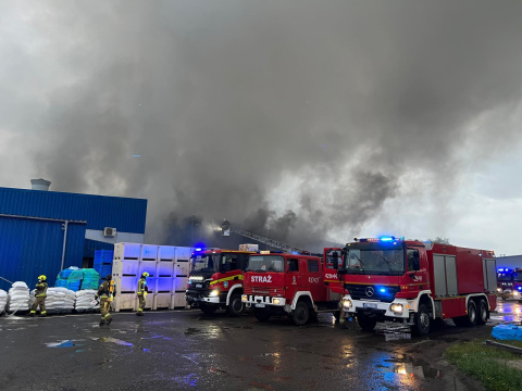 Ogromny pożar na Dolnym Śląsku. W akcji prawie 40 zastępów, zawaliła się część dachu hali produkcyjnej - 11