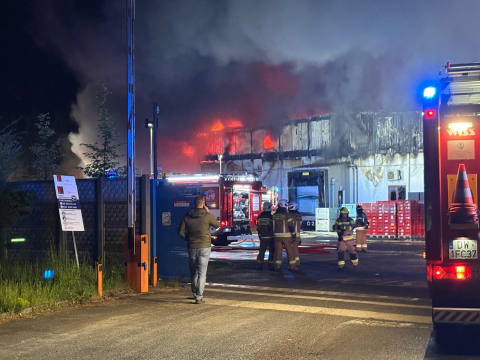 Ogromny pożar na Dolnym Śląsku. W akcji prawie 40 zastępów, zawaliła się część dachu hali produkcyjnej - 8