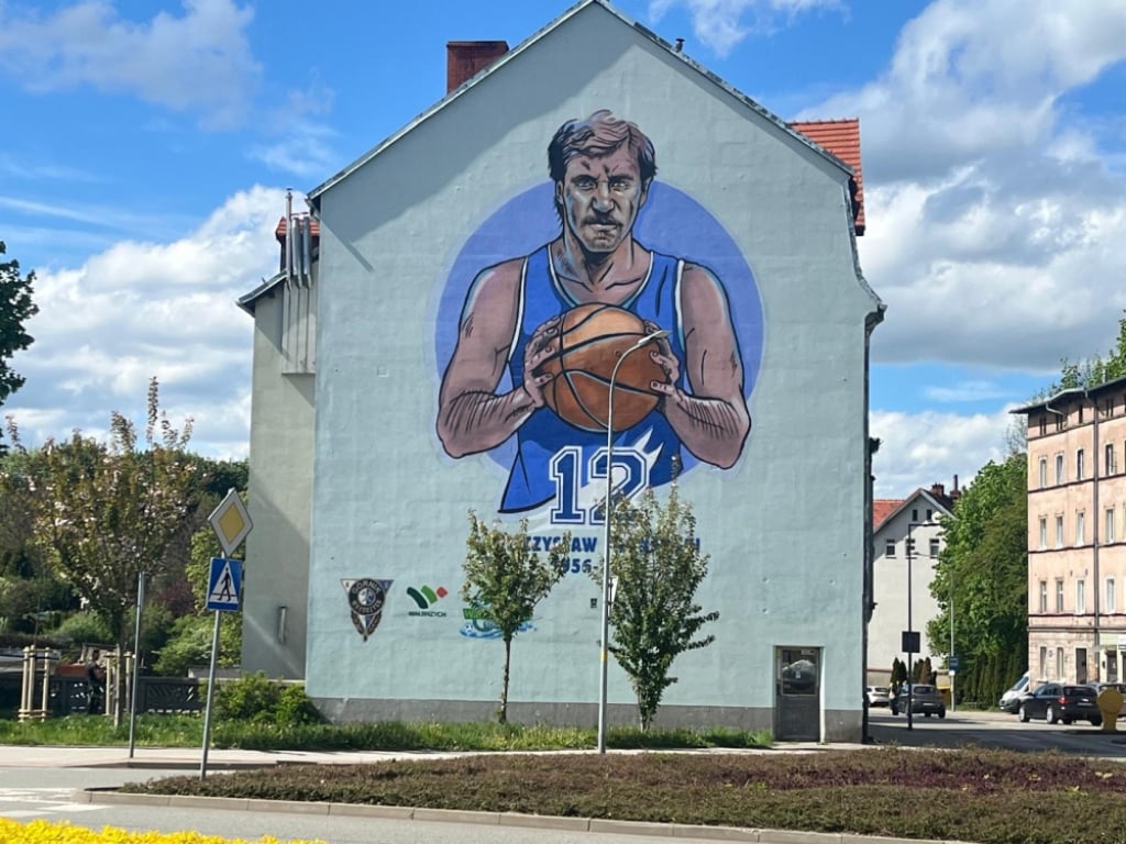 Wałbrzych uhonorował wybitnego koszykarza. Tak wygląda nowy mural w mieście – Nowy mural upamiętniający Mieczysława Młynarskiego.