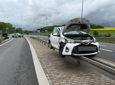 Droga krajowa numer 5 w Bolkowie była zablokowana. Toyota zawisła na barierach