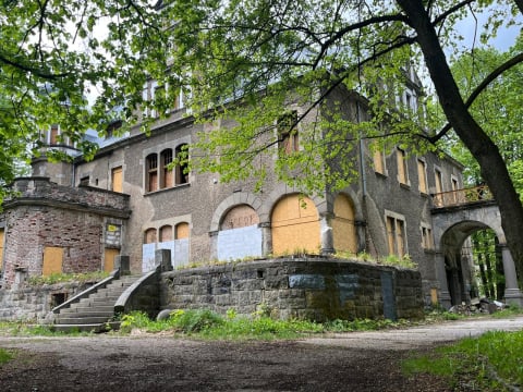 Zamek Książ przejmuje zniszczoną willę w centrum Wałbrzycha. Wiemy, co tam powstanie [ZDJĘCIA] - 0
