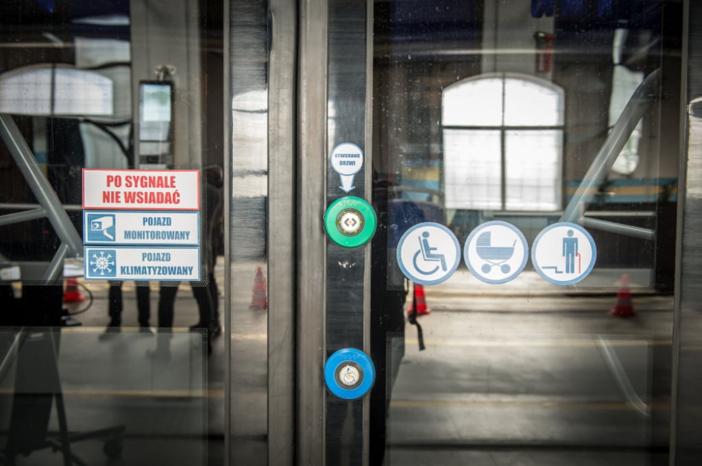 Kobieta weszła pod tramwaj na przejściu dla pieszych. 28-latka trafiła do szpitala - Piesza weszła pod tramwaj we Wrocławiu. 28-latka trafiła do szpitala.