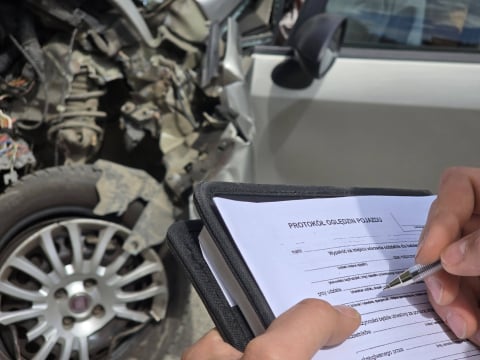 78-latek wjechał w budynek, zginęła pasażerka. Tragiczny wypadek na Dolnym Śląsku - 2