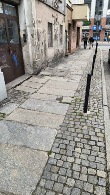 Na tym chodniku niedaleko dworca można wybić zęby. W końcu doczeka się remontu - 1