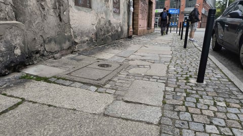 Na tym chodniku niedaleko dworca można wybić zęby. W końcu doczeka się remontu - 2
