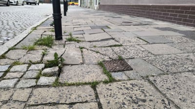 Na tym chodniku niedaleko dworca można wybić zęby. W końcu doczeka się remontu