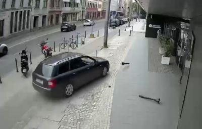 Kierowca wpadł w poślizg, ściął słupki i uciekł. Mamy nagranie z centrum Wrocławia