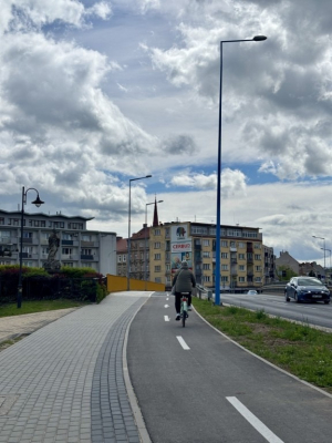 Nowa ścieżka rowerowa w Legnicy otwarta. Ma ułatwić cyklistom podróż do centrum - 0