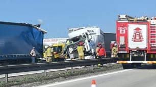 Poważne zderzenie dw&oacute;ch ciężar&oacute;wek na A4. Autostrada w kierunku Wrocławia zablokowana
