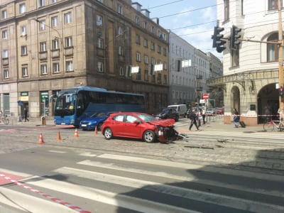 Duże utrudnienia w centrum Wrocławia. Zderzyły się samoch&oacute;d osobowy i karetka