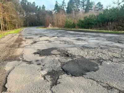 Samorządowcy rozmawiają, kierowcy omijają dziury. Nietypowy problem z drogą pod Oleśnicą