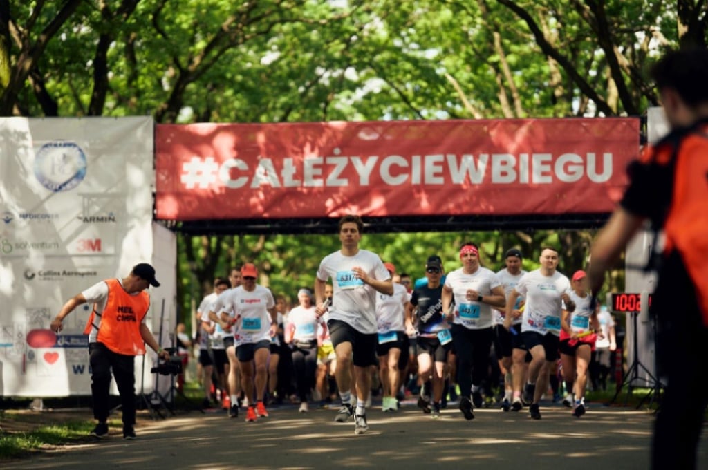 12 tysięcy biegaczy wystartuje w szczytnym celu. Niedziela pod znakiem "Biegu firmowego" - Bieg firmowy co roku przyciąga mnóstwo biegaczy.