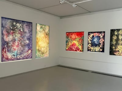 "Karmazynowy wędrowiec" Normana Smużniaka to nowa wystawa we wrocławskiej Galerii Miejskiej