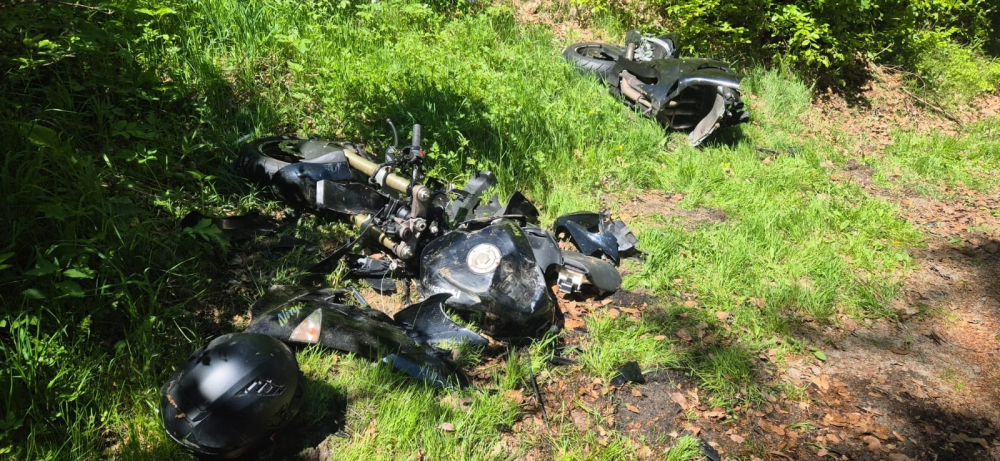 Groźny wypadek na trasie pod Kowarami. Motocyklista trafił do szpitala - Wypadek na łuku drogi wojewódzkiej 369 pod Kowarami. Motocyklistę zabrał śmigłowiec LRP.
