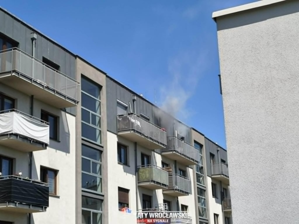 Pożar mieszkania we Wrocławiu. Strażacy ewakuowali jedną osobę z lokalu – Pożar mieszkania we Wrocławiu. Strażacy ewakuowali jedną osobę z lokalu.