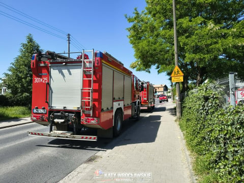 Pożar mieszkania we Wrocławiu. Strażacy ewakuowali jedną osobę z lokalu - 1