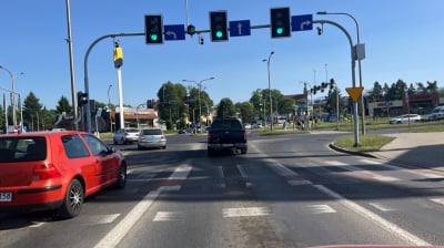 Kika dni kork&oacute;w w Jeleniej G&oacute;rze? Łatają dziury na największym skrzyżowaniu w mieście