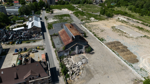 Miało być muzeum, będą lokale dla przedsiębiorców. Dawna huta w Stroniu Śląskim zyska nowe życie - 1