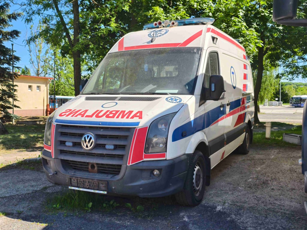 Mógł trafić na złom, ale wyremontują go w czynie społecznym. Chodzi o wycofany ambulans - Stara karetka znów będzie służyć Legniczanom.
