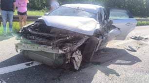 Ciężar&oacute;wka w rowie i zderzenie dw&oacute;ch pojazd&oacute;w. Duże utrudnienia i korki na A4