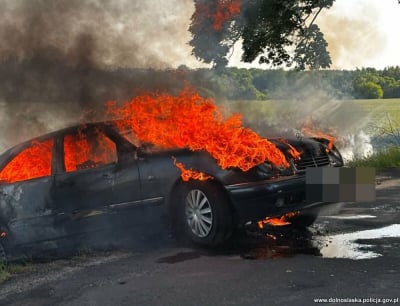 Pijany kierowca wpadł do rowu i... chciał spalić samoch&oacute;d. Zdradziły go poparzone dłonie