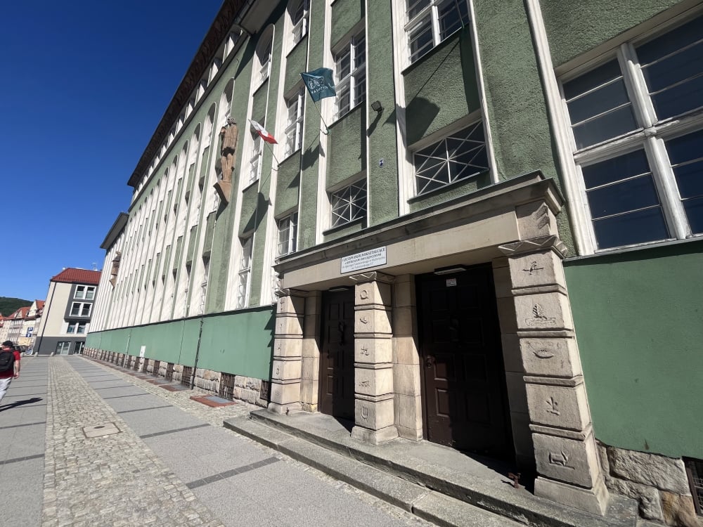 Nie pandemia, a remont szkoły. Uczniowie I LO w Wałbrzychu będą mieli zajęcia on-line - I Liceum Ogólnokształcące w Wałbrzychu przechodzi duży remont. Uczniowie przechodzą na pracę zdalną.