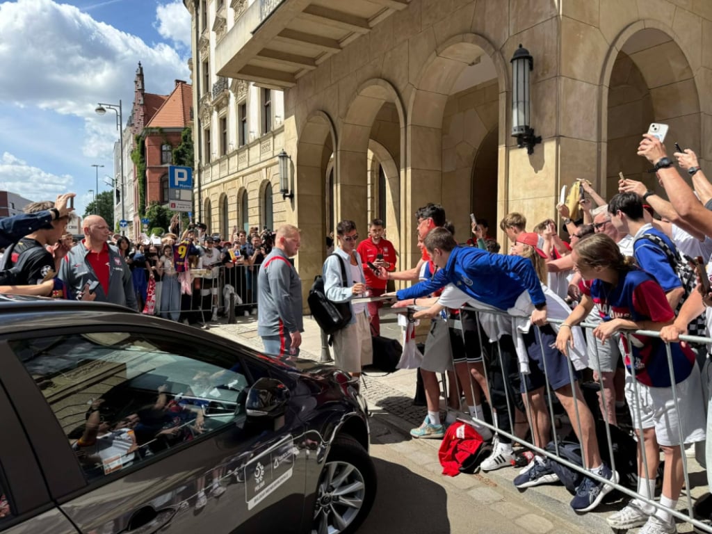 Robert Lewandowski: Na razie nie wiem, kiedy zakończę karierę w reprezentacji - Robert Lewandowski przyjechał dziś na zgrupowanie reprezentacji Polski we Wrocławiu.
