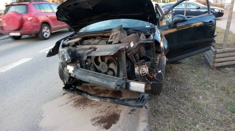 Wyprzedzał na skrzyżowaniu, uderzył w dwa samochody. Policja i sąd nie uznały jego winy, ale ubezpieczyciel już tak - 1