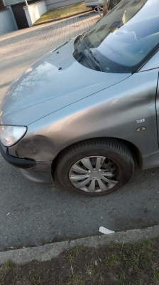 Wyprzedzał na skrzyżowaniu, uderzył w dwa samochody. Policja i sąd nie uznały jego winy, ale ubezpieczyciel już tak - 2