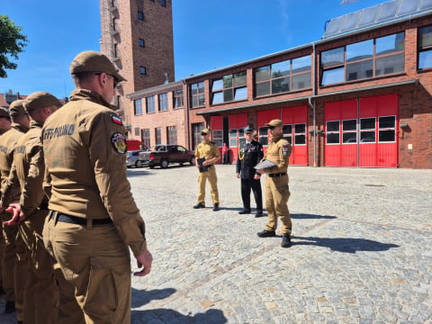 Dolnośląscy strażacy jadą na Mazowsze. Będą walczyć z ogromnym pożarem lasu - 3
