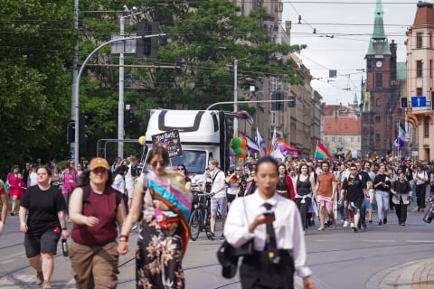Kolorowy Marsz Równości przeszedł przez Wrocław. W centrum miasta zgromadziły się tysiące osób - 2