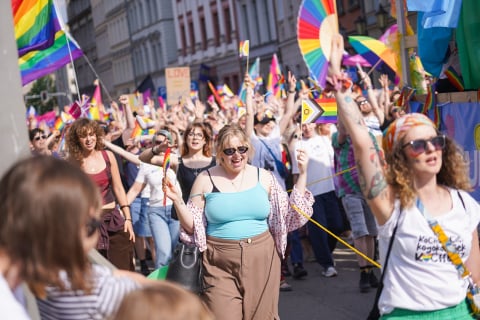 Kolorowy Marsz Równości przeszedł przez Wrocław. W centrum miasta zgromadziły się tysiące osób - 6