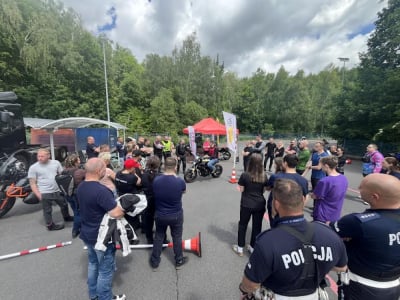 Od teorii do placu manewrowego. Motocyklowe warsztaty w Wałbrzychu przyciągnęły dziesiątki uczestnik&oacute;w