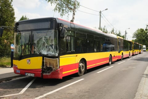 Wypadek autobusu z dostawczakiem na Żernickiej. Są osoby poszkodowane - 0