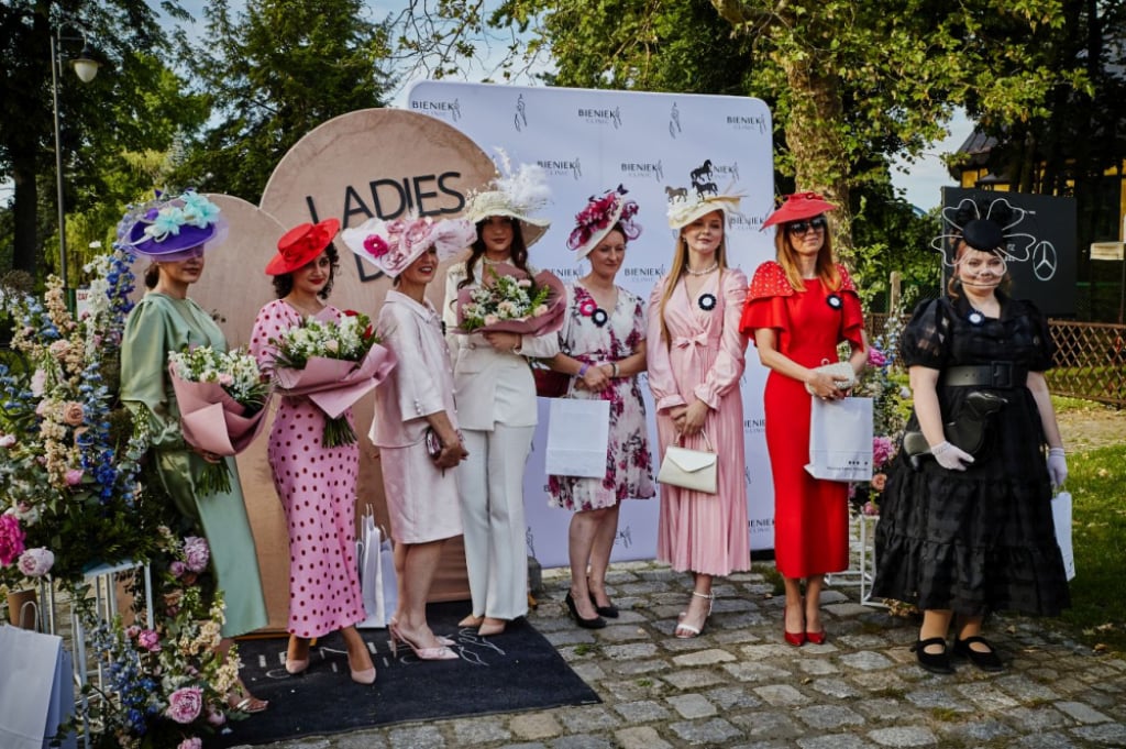 Ladies Day na Partynicach – wyścigowa elegancja, sportowe emocje i atrakcje dla całych rodzin - Materiały Prasowe