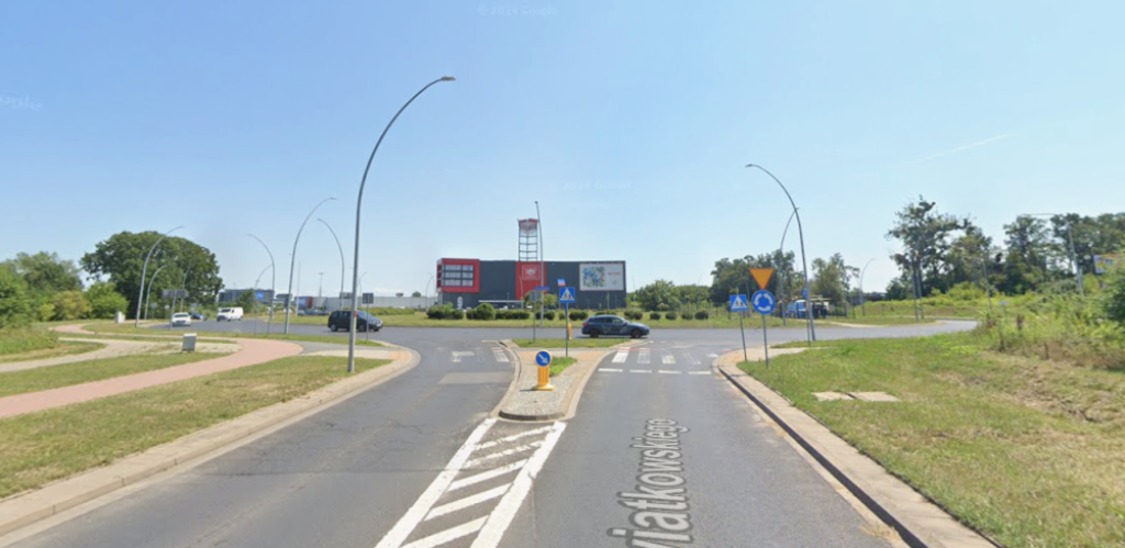 Potrącenie rowerzystki we Wrocławiu. Kobieta trafiła do szpitala ze złamaniami - Na tym rondzie doszło do potrącenia 39-letniej rowerzystki.