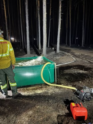 Dolnośląscy strażacy wracają z powiatu wołomińskiego. Pomagali gasić ogromny pożar lasu [ZDJĘCIA] - 3