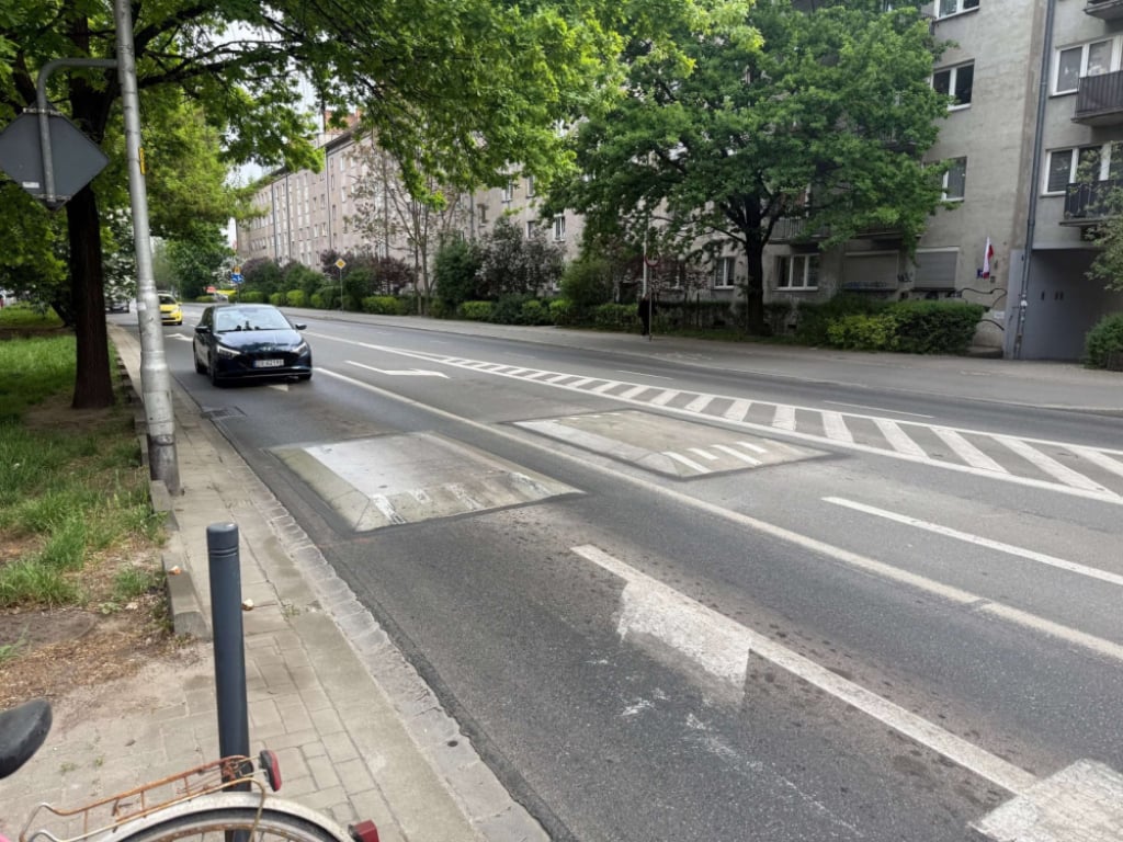 Progi zwalniające miały uspokoić ruch, ale autobusy „przelatują” przez spowalniacze. Mieszkańcy skarżą się na wibracje