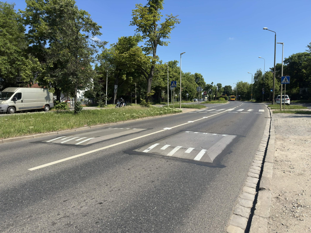 Progi zwalniające miały uspokoić ruch, ale autobusy „przelatują” przez spowalniacze. Mieszkańcy skarżą się na wibracje - Za twarde dla aut, za głośne dla domów. Spór o progi na Zaciszu