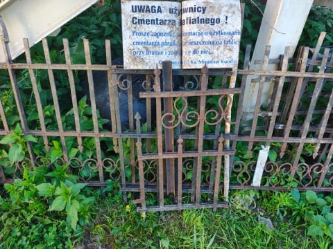Ukradli zabytkowy płot z cmentarza. Łup ukryli na posesji sąsiada nie informując go o tym - 0