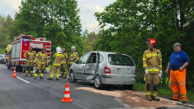 Utrudnienia na DK8. Samoch&oacute;d osobowy zderzył się z dostawczakiem [ZDJĘCIA]