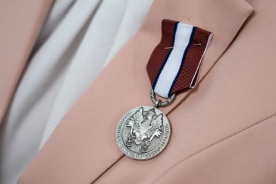 18 samorządowc&oacute;w z Dolnego Śląska wyr&oacute;żnionych. Przyznano im odznaki honorowe