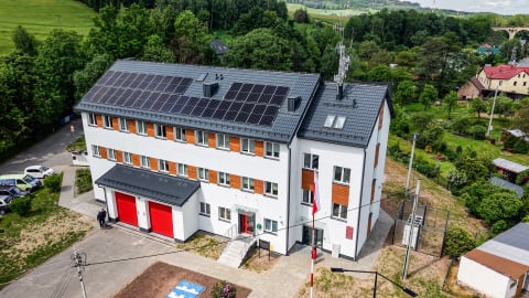 Największa samorządowa farma fotowoltaiczna na ziemi kłodzkiej już działa. Pozwoli na wiele oszczędności - 1