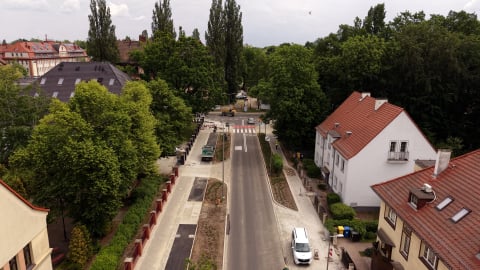 Kostka zniknęła, a jezdnia jest dużo szersza. Mieszkańcy prawie rok czekali na nową Koszarową [WIDEO] - 4