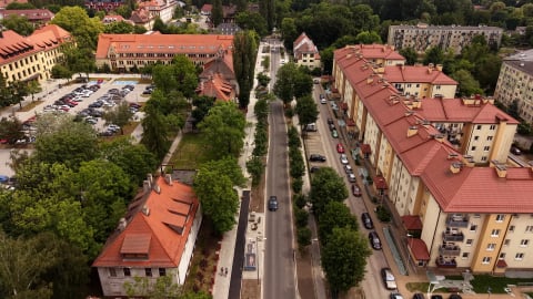 Kostka zniknęła, a jezdnia jest dużo szersza. Mieszkańcy prawie rok czekali na nową Koszarową [WIDEO] - 0