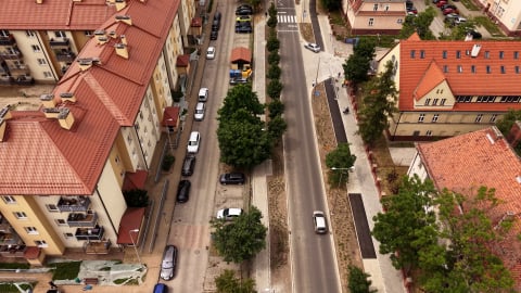 Kostka zniknęła, a jezdnia jest dużo szersza. Mieszkańcy prawie rok czekali na nową Koszarową [WIDEO] - 1