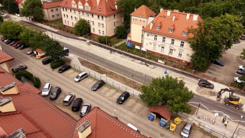 Kostka zniknęła, a jezdnia jest dużo szersza. Mieszkańcy prawie rok czekali na nową Koszarową [WIDEO] - 2