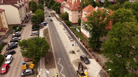 Kostka zniknęła, a jezdnia jest dużo szersza. Mieszkańcy prawie rok czekali na nową Koszarową [WIDEO] - 3